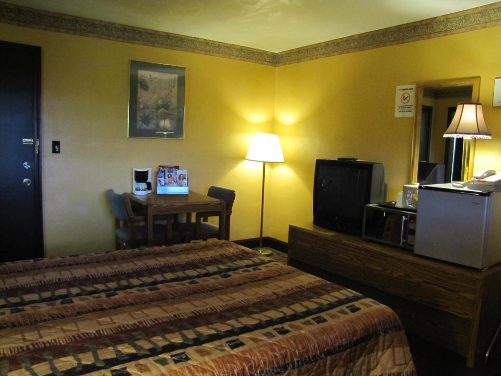 Colonial Inn Mercer-Grove City 객실 사진
