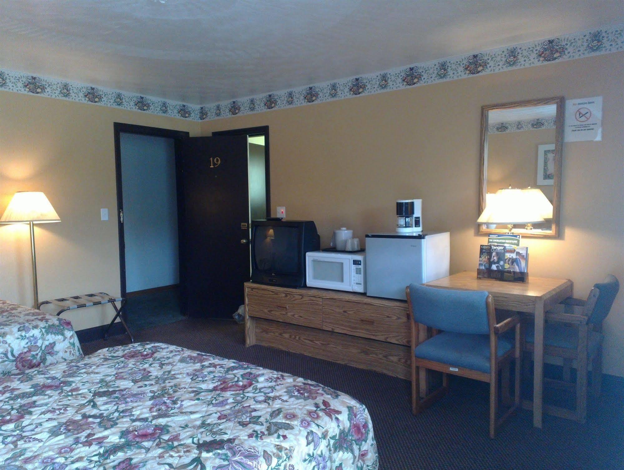Colonial Inn Mercer-Grove City 외부 사진
